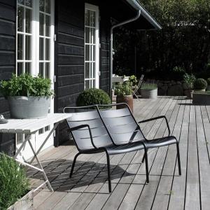 The Luxembourg Duo looking very inviting on the deck of this black timber cottage.<br>
image via nordiskrum.dk